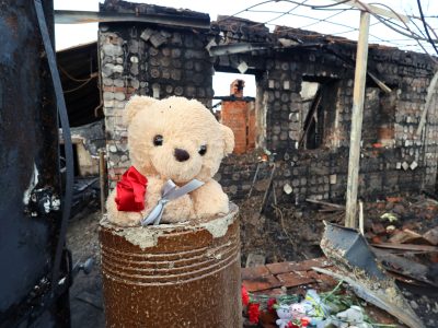 Nallekarhu oli astettu Venäjän iskussa tuhoutuneen kodin raunioille lähellä Harkovaa. Iskua seuranneessa tulipalossa 10.2. menehtyi Putiatinin perheen vanhemmat ja kolme lasta. Kuva: All Over Press A teddy bear is left at the house of Olha and Hryhorii Putiatin and their three children who died in the fire caused by the Russian drone attack on the oil depot at night on February 10, Kharkiv, northeastern Ukraine.